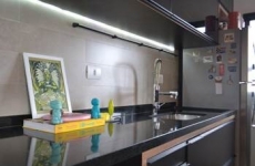 Apartamento ganha uma atmosfera acolhedora e propicia para convivência